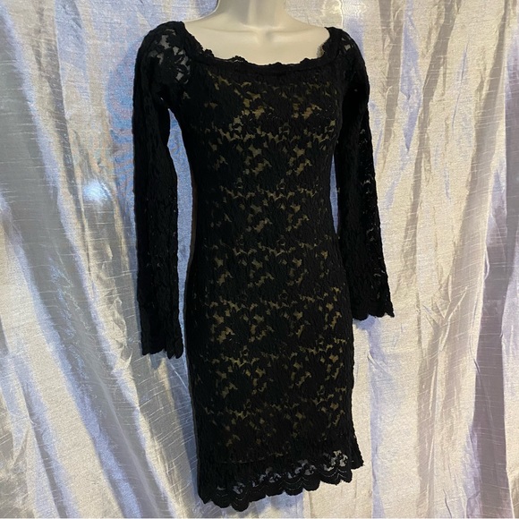 Black stretch lace dress, body lined beige fabric, NWT, SZ S long sleeved - Picture 2 of 9